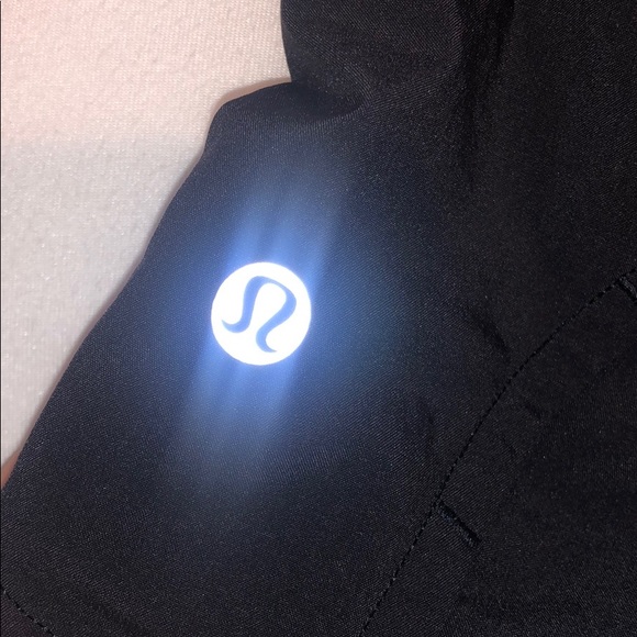 BLACK LULULEMON 4’ SHORTS. NWOT - Picture 2 of 4